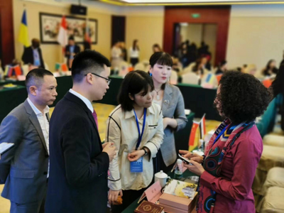 十一個(gè)一帶一路國家商務(wù)考察團(tuán)來訪成都咪貝科技公司